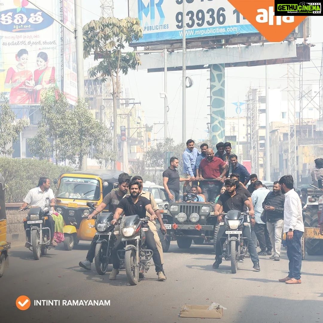 Navya Swamy Instagram - Ooru ooru tiriginam, Yada soosina intinti ramayaname kanabaddadi!!!π€© Mee intiki kuda osthadi twaralo....ππ #intintiramayanam @sitharaentertainments @adityamusicindia @Maruthi_official @nagavamsi19 @suresh_naredla_here @nareshvijayakrishna @weirddivide @ivyproductions9 @innamuri8888 @gangavva @anji_mama_ @bithirisathiofficial @jeevankumar.a @the_steven_.00 @itskalyanimalik @mayabazar.designs @shyamkasarlalyrics @actor_raghudronavalli @pusalachandramouli @sync.cinema @sachin.sudhakaran @tylerrduden @aravind2506 @imkiran77 @sripalmacharla @smartytinku