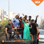 Navya Swamy Instagram – Ooru ooru tiriginam, Yada soosina intinti ramayaname kanabaddadi!!!🤩
Mee intiki kuda osthadi twaralo….🎉🎉

#intintiramayanam 

@sitharaentertainments @adityamusicindia
@Maruthi_official @nagavamsi19 @suresh_naredla_here
@nareshvijayakrishna
@weirddivide @ivyproductions9 @innamuri8888 @gangavva @anji_mama_ @bithirisathiofficial @jeevankumar.a @the_steven_.00 @itskalyanimalik @mayabazar.designs @shyamkasarlalyrics @actor_raghudronavalli @pusalachandramouli @sync.cinema @sachin.sudhakaran @tylerrduden @aravind2506 @imkiran77 @sripalmacharla @smartytinku