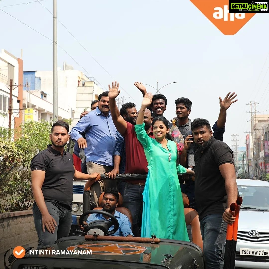 Navya Swamy Instagram - Ooru ooru tiriginam, Yada soosina intinti ramayaname kanabaddadi!!!π€© Mee intiki kuda osthadi twaralo....ππ #intintiramayanam @sitharaentertainments @adityamusicindia @Maruthi_official @nagavamsi19 @suresh_naredla_here @nareshvijayakrishna @weirddivide @ivyproductions9 @innamuri8888 @gangavva @anji_mama_ @bithirisathiofficial @jeevankumar.a @the_steven_.00 @itskalyanimalik @mayabazar.designs @shyamkasarlalyrics @actor_raghudronavalli @pusalachandramouli @sync.cinema @sachin.sudhakaran @tylerrduden @aravind2506 @imkiran77 @sripalmacharla @smartytinku