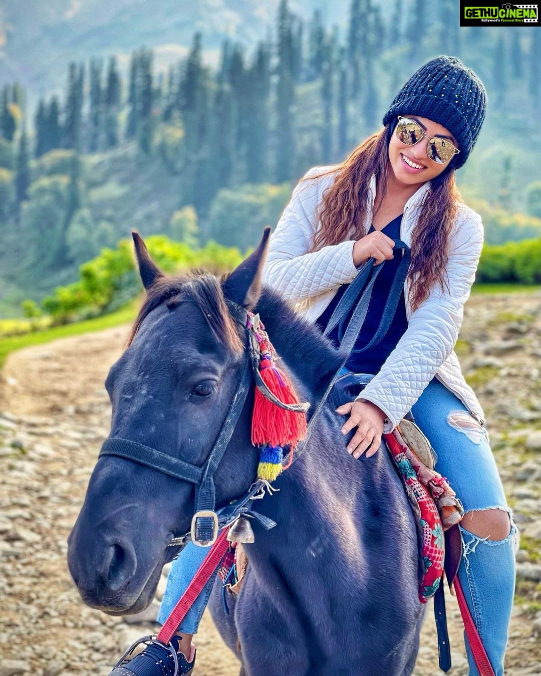 Navya Swamy Instagram - How not to love these animals full of joy & appreciation!! Thank you for such an amazing experienceš #horseriding #horses #unforgettablelove #unforgettableexperience #horses #horsesofinstagram #throwback #blessed #thankful #navyaswamy