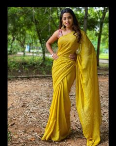 Navya Swamy Instagram - Wearing one of my favourite colour combo from @thread_fabric 
Styled by @divyalucky26 

#saree #sareelove #sareegram #sareefashion #favorite #instapic #ootd #blessed #thankful #navyaswamy