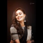 Neha Gowda Instagram - The magic of black silk,blending tradition with modern elegance 🖤💫 #sareeswag #blackandgold Clicked by : @raghavstudios MUA : @artistry_by_teju Hairstyle by : @geetha.shekar.92 Saree draping : @geetha.shekar.92 Earrings : gifted by @rashmitha_roja Styling : @sonugowda Blouse : @avani_designstudio