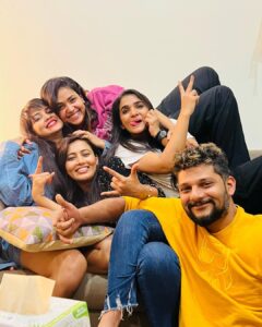 Neha Gowda Instagram - ನಿಮ್ಮ ಪ್ರೀತಿಯ

ಬಿಸಿ ನೀರು ಕೊಡದ 😜

ಪ್ರೀತಿ, ಸ್ನೇಹಾ, ಖುಷಿ ಬಡಿಸಿದ

ಸಪ್ಪೆ ಹೋಟೆಲ್ಲು ಗ್ಯಾಂಗ್ 💕

PS: Yes I did change the caption again 🤓

Belated Happy birthday Puppy♥️
@divya_uruduga 

@neharamakrishna @amulya_gowdaa_official @rakesh_freespirit 

#bbk9 #bisineeruhotelgang #biggbossseason9kannada #sappehotelfrombiggboss