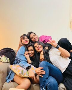 Neha Gowda Instagram - ನಿಮ್ಮ ಪ್ರೀತಿಯ

ಬಿಸಿ ನೀರು ಕೊಡದ 😜

ಪ್ರೀತಿ, ಸ್ನೇಹಾ, ಖುಷಿ ಬಡಿಸಿದ

ಸಪ್ಪೆ ಹೋಟೆಲ್ಲು ಗ್ಯಾಂಗ್ 💕

PS: Yes I did change the caption again 🤓

Belated Happy birthday Puppy♥️
@divya_uruduga 

@neharamakrishna @amulya_gowdaa_official @rakesh_freespirit 

#bbk9 #bisineeruhotelgang #biggbossseason9kannada #sappehotelfrombiggboss