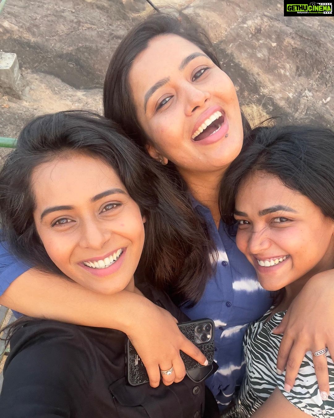 Neha Gowda Instagram - Few scenes from kanha trip #Nofilter #nomakeup Jus filled with passion and love !!❤️ #kanmanisinkanha Many are asking for what does this hashtag mean 😜 So it’s kanmanis in kanha!!! #selflove In frame @anupamagowda kanmani @ishitavarsha_official kanmani @neharamakrishna kanmani Kanha National Park