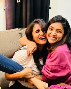 Neha Gowda Instagram - ನಿಮ್ಮ ಪ್ರೀತಿಯ

ಬಿಸಿ ನೀರು ಕೊಡದ 😜

ಪ್ರೀತಿ, ಸ್ನೇಹಾ, ಖುಷಿ ಬಡಿಸಿದ

ಸಪ್ಪೆ ಹೋಟೆಲ್ಲು ಗ್ಯಾಂಗ್ 💕

PS: Yes I did change the caption again 🤓

Belated Happy birthday Puppy♥️
@divya_uruduga 

@neharamakrishna @amulya_gowdaa_official @rakesh_freespirit 

#bbk9 #bisineeruhotelgang #biggbossseason9kannada #sappehotelfrombiggboss