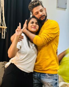 Neha Gowda Instagram - ನಿಮ್ಮ ಪ್ರೀತಿಯ

ಬಿಸಿ ನೀರು ಕೊಡದ 😜

ಪ್ರೀತಿ, ಸ್ನೇಹಾ, ಖುಷಿ ಬಡಿಸಿದ

ಸಪ್ಪೆ ಹೋಟೆಲ್ಲು ಗ್ಯಾಂಗ್ 💕

PS: Yes I did change the caption again 🤓

Belated Happy birthday Puppy♥️
@divya_uruduga 

@neharamakrishna @amulya_gowdaa_official @rakesh_freespirit 

#bbk9 #bisineeruhotelgang #biggbossseason9kannada #sappehotelfrombiggboss