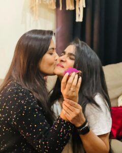 Neha Gowda Instagram - ನಿಮ್ಮ ಪ್ರೀತಿಯ

ಬಿಸಿ ನೀರು ಕೊಡದ 😜

ಪ್ರೀತಿ, ಸ್ನೇಹಾ, ಖುಷಿ ಬಡಿಸಿದ

ಸಪ್ಪೆ ಹೋಟೆಲ್ಲು ಗ್ಯಾಂಗ್ 💕

PS: Yes I did change the caption again 🤓

Belated Happy birthday Puppy♥️
@divya_uruduga 

@neharamakrishna @amulya_gowdaa_official @rakesh_freespirit 

#bbk9 #bisineeruhotelgang #biggbossseason9kannada #sappehotelfrombiggboss