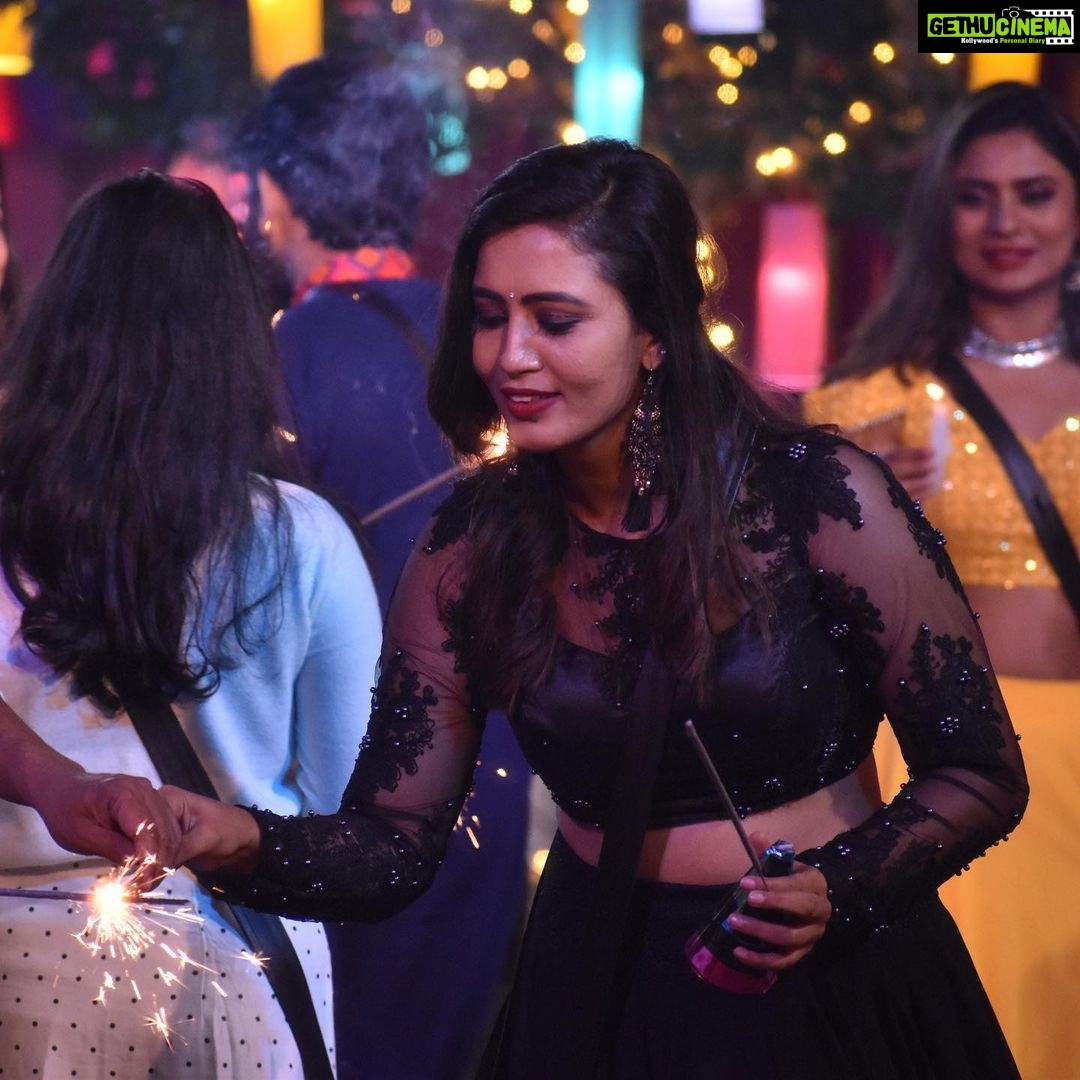 Neha Gowda Instagram - Watch her & Keep supporting her !! #TEAMNEHAGOWDA #NimmapreethiyaNeha @colorskannadaofficial @vootselect 👗: @anthariya_ #ಬಿಬಿಕೆ9, ದ ಬಿಗ್ಗೆಸ್ಟ್ ಸೀಸನ್ | ಪ್ರತಿ ರಾತ್ರಿ 9.30 #BBK9 #ಬಿಗ್ಬಾಸ್ಕನ್ನಡ9 #biggboss #biggbosskannada #BBK9 #colorskannada #neharamakrishna #nehagowda #nehagombe