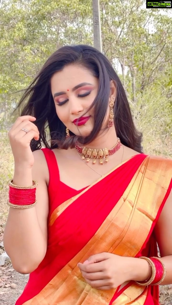 Neha Gowda Instagram - Working with Gombe was such a beautiful moment !! Thank you so much for giving me this opportunity!! Totally loved working with you ♥️♥️♥️ MakeUp by Pavithra Kalmath