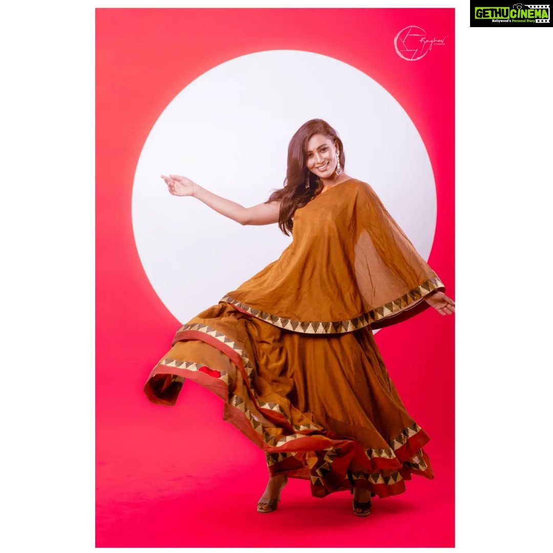 Neha Gowda Instagram - Make them stop and stare In frame:- @neharamakrishna Outfit : @garike_boutique_llp Pc:- yours truly ❤️ #smile #pose #portrait #raghav #raghavstudios #raghavphotography #trending #viral #sandalwoodactress #kfi #kannadaactress #kannadareels❤️ #kannadathi #instagram #instareels #photography #photooftheday