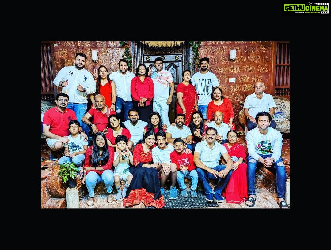 Neha Gowda Instagram - Welcoming new year with lots and lots of positivity!! Happy new year to all!! Have a great year ahead !!! #family #familyphotography #2023 #positivevibes @chandangowda18 @sonugowda @yatish_gowdaa @deepugowda.v @doddmane_huduga @umeshgowdan @poornima.b2 @iranjinigowda @shikha_rajiv10 @sumajaramakrishna @bharathlakshmeesh Sakleshpur