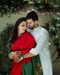 Neha Gowda Instagram - I'm always by your side, to love and annoy.😜

Jewlel: @sri_ganesh_sadashivnagar 
Saree: @anyaonline.in 
Blouse: @vastram__studio 
PC : @connectwithshutterup 
Make up: @artistry_by_teju 
Saree draping & hairstyle: @hairartistry_by_roopa 
Nail art: @_3dnailartstudio