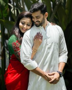 Neha Gowda Instagram - I'm always by your side, to love and annoy.😜

Jewlel: @sri_ganesh_sadashivnagar 
Saree: @anyaonline.in 
Blouse: @vastram__studio 
PC : @connectwithshutterup 
Make up: @artistry_by_teju 
Saree draping & hairstyle: @hairartistry_by_roopa 
Nail art: @_3dnailartstudio