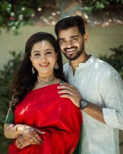 Neha Gowda Instagram - I'm always by your side, to love and annoy.😜

Jewlel: @sri_ganesh_sadashivnagar 
Saree: @anyaonline.in 
Blouse: @vastram__studio 
PC : @connectwithshutterup 
Make up: @artistry_by_teju 
Saree draping & hairstyle: @hairartistry_by_roopa 
Nail art: @_3dnailartstudio