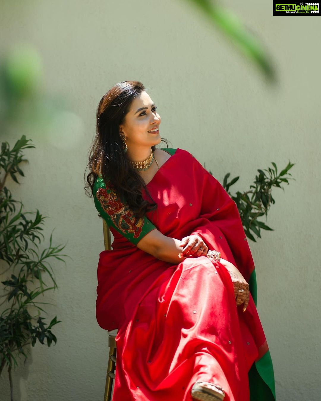 Neha Gowda Instagram - Swipe left for more pictures …. Tap on the collaborator to get your pictures clicked 😉 Jewels: @sri_ganesh_sadashivnagar Saree: @anyaonline.in Blouse: @vastram__studio PC : @connectwithshutterup Make up: @artistry_by_teju Saree draping & hairstyle: @hairartistry_by_roopa Nail art: @_3dnailartstudio