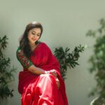Neha Gowda Instagram - Swipe left for more pictures …. Tap on the collaborator to get your pictures clicked 😉 Jewels: @sri_ganesh_sadashivnagar Saree: @anyaonline.in Blouse: @vastram__studio PC : @connectwithshutterup Make up: @artistry_by_teju Saree draping & hairstyle: @hairartistry_by_roopa Nail art: @_3dnailartstudio