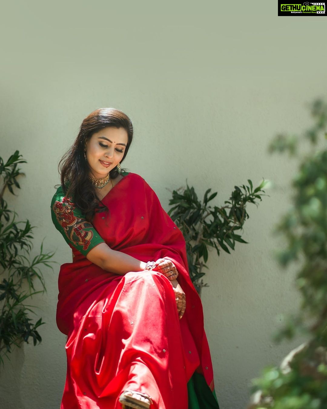 Neha Gowda Instagram - Swipe left for more pictures …. Tap on the collaborator to get your pictures clicked 😉 Jewels: @sri_ganesh_sadashivnagar Saree: @anyaonline.in Blouse: @vastram__studio PC : @connectwithshutterup Make up: @artistry_by_teju Saree draping & hairstyle: @hairartistry_by_roopa Nail art: @_3dnailartstudio