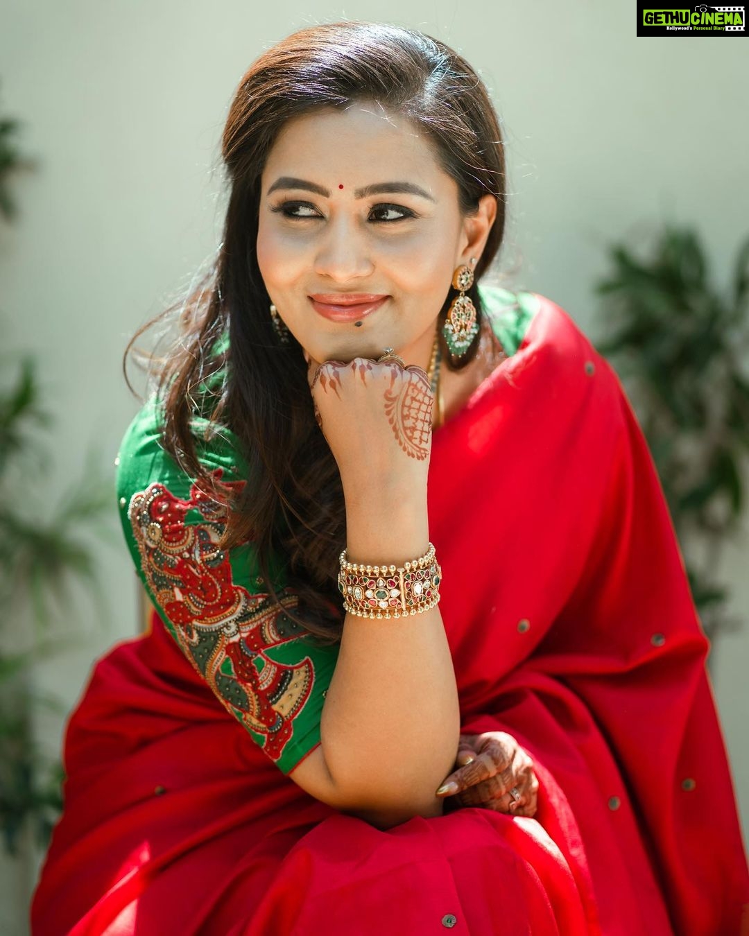 Neha Gowda Instagram - Swipe left for more pictures …. Tap on the collaborator to get your pictures clicked 😉 Jewels: @sri_ganesh_sadashivnagar Saree: @anyaonline.in Blouse: @vastram__studio PC : @connectwithshutterup Make up: @artistry_by_teju Saree draping & hairstyle: @hairartistry_by_roopa Nail art: @_3dnailartstudio