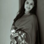 Neha Gowda Instagram - Swipe left for more pictures …. Tap on the collaborator to get your pictures clicked 😉 Jewels: @sri_ganesh_sadashivnagar Saree: @anyaonline.in Blouse: @vastram__studio PC : @connectwithshutterup Make up: @artistry_by_teju Saree draping & hairstyle: @hairartistry_by_roopa Nail art: @_3dnailartstudio