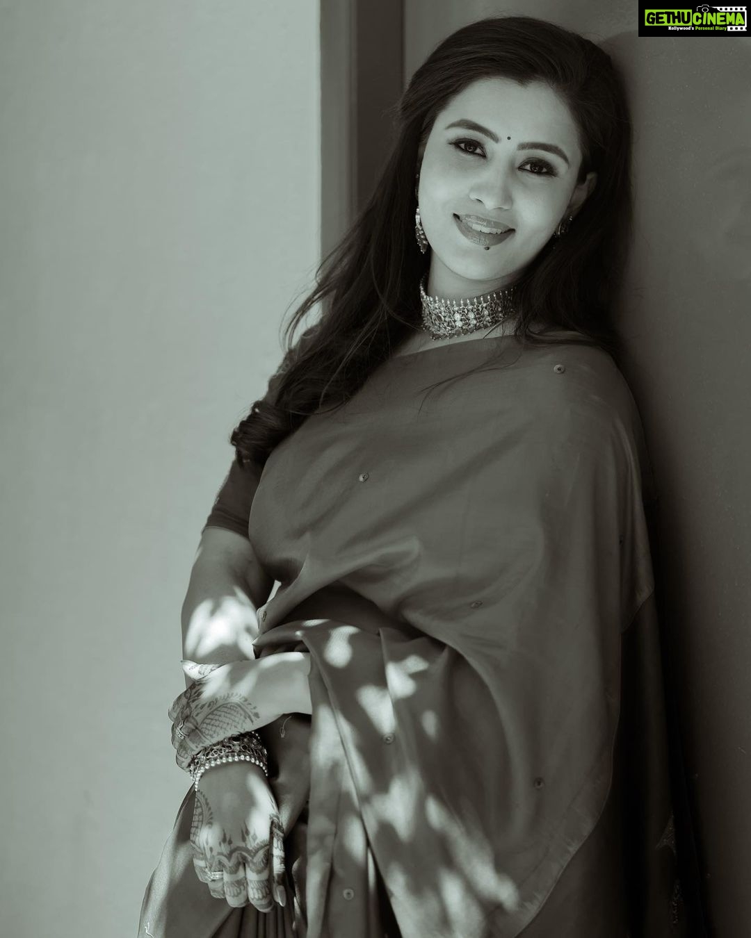 Neha Gowda Instagram - Swipe left for more pictures …. Tap on the collaborator to get your pictures clicked 😉 Jewels: @sri_ganesh_sadashivnagar Saree: @anyaonline.in Blouse: @vastram__studio PC : @connectwithshutterup Make up: @artistry_by_teju Saree draping & hairstyle: @hairartistry_by_roopa Nail art: @_3dnailartstudio