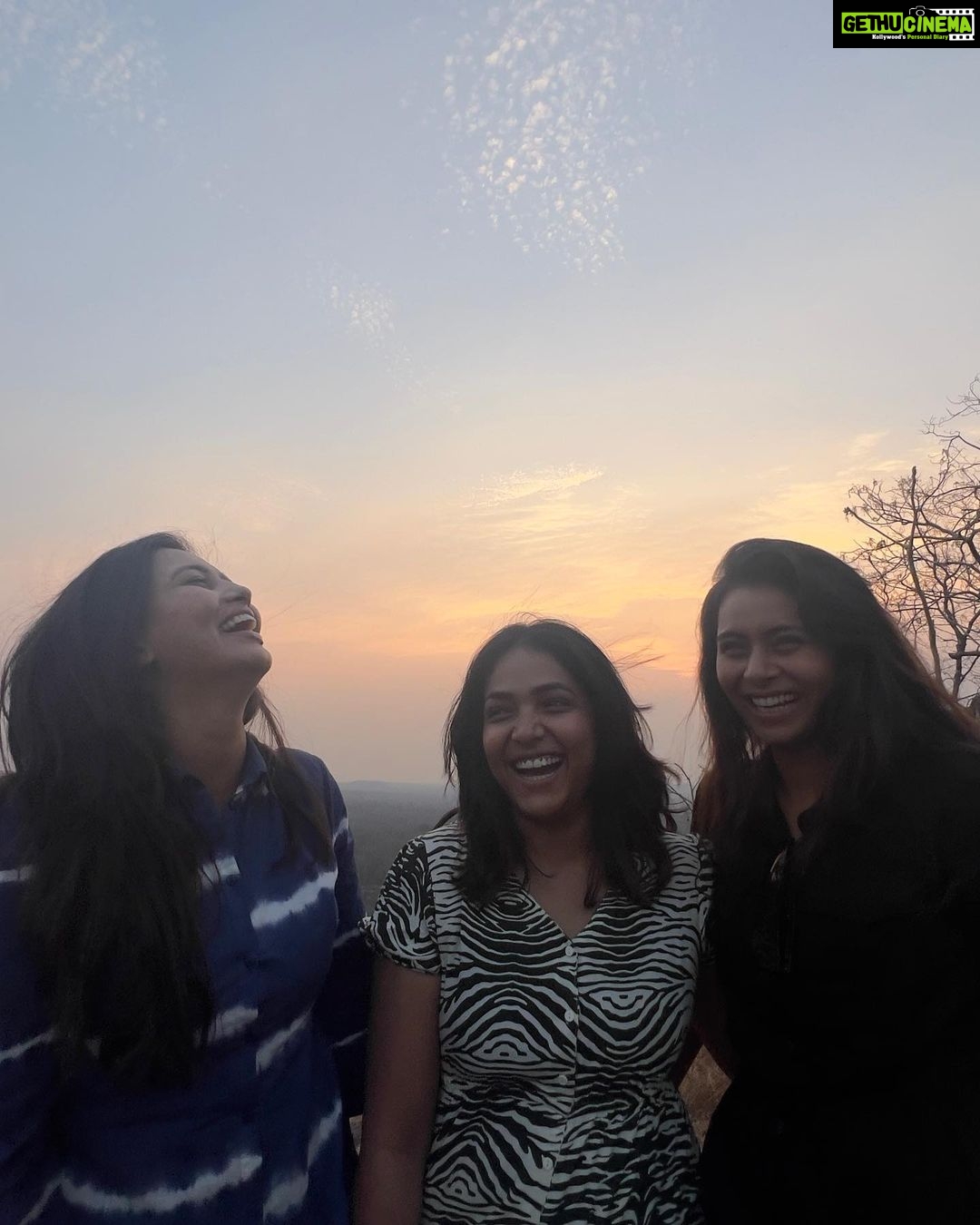 Neha Gowda Instagram - Few scenes from kanha trip #Nofilter #nomakeup Jus filled with passion and love !!❤️ #kanmanisinkanha Many are asking for what does this hashtag mean 😜 So it’s kanmanis in kanha!!! #selflove In frame @anupamagowda kanmani @ishitavarsha_official kanmani @neharamakrishna kanmani Kanha National Park