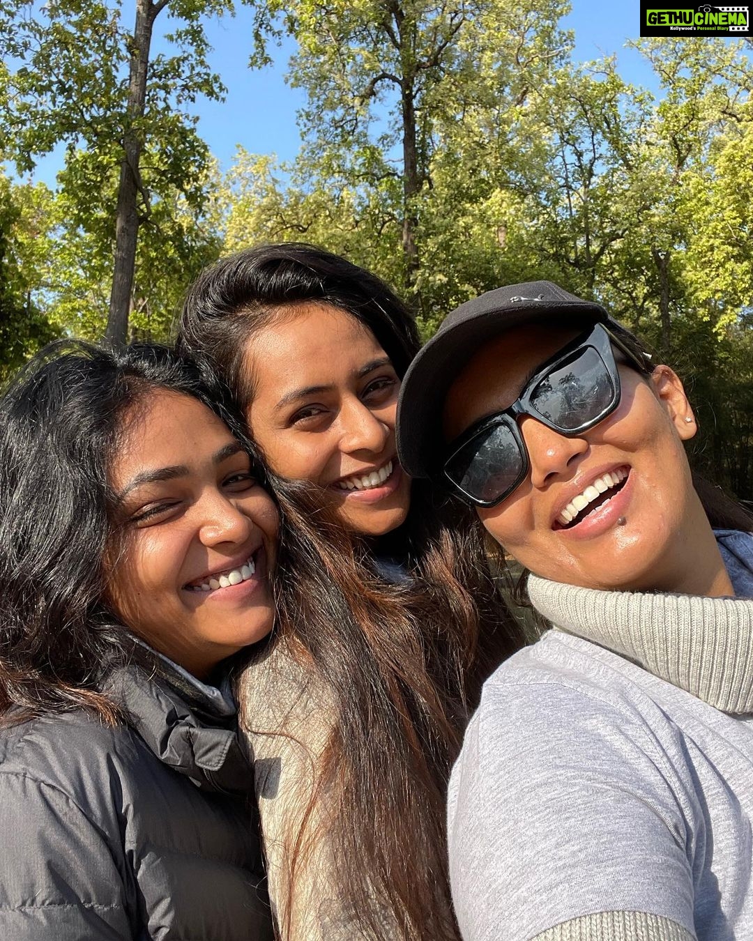 Neha Gowda Instagram - Few scenes from kanha trip #Nofilter #nomakeup Jus filled with passion and love !!❤️ #kanmanisinkanha Many are asking for what does this hashtag mean 😜 So it’s kanmanis in kanha!!! #selflove In frame @anupamagowda kanmani @ishitavarsha_official kanmani @neharamakrishna kanmani Kanha National Park