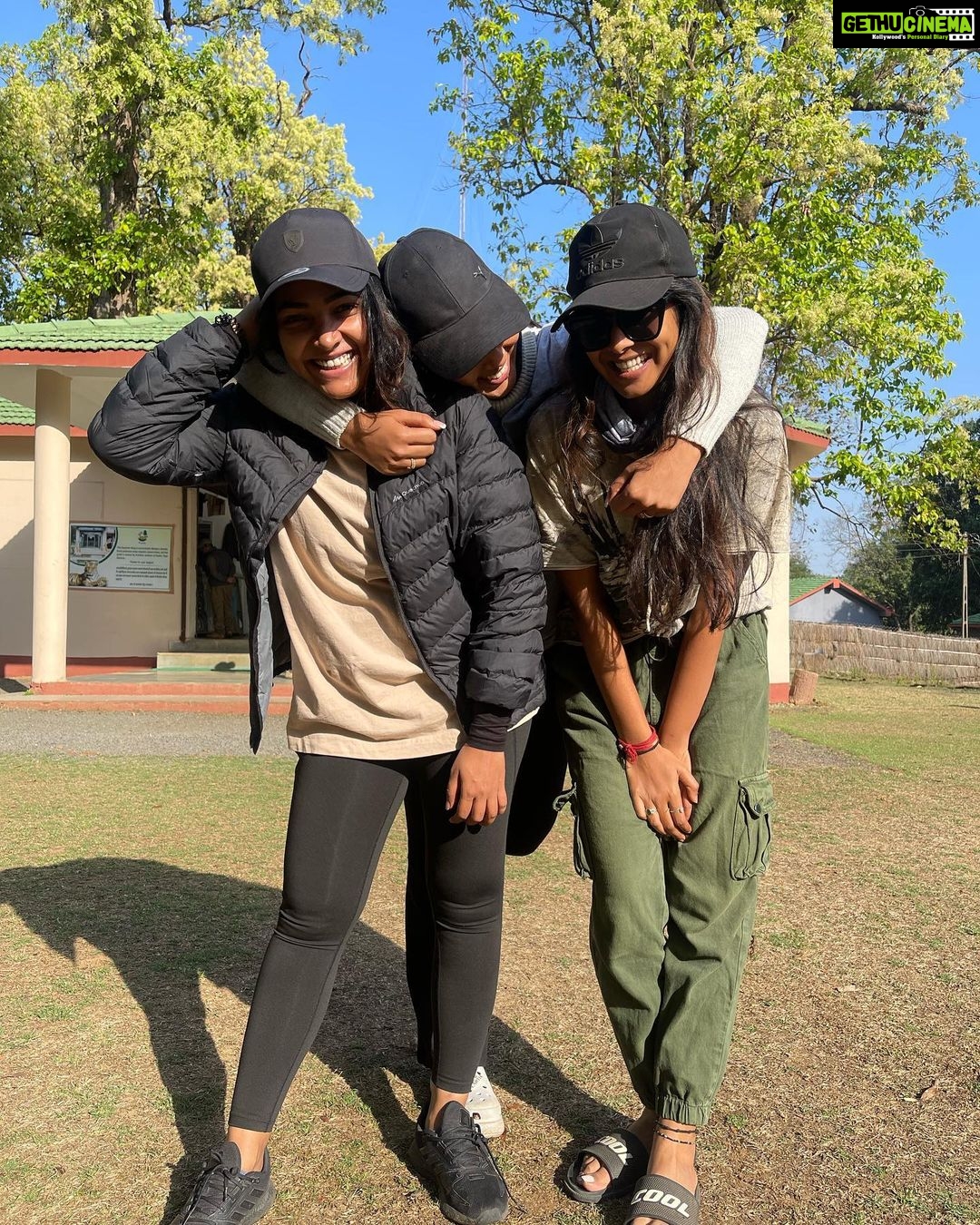 Neha Gowda Instagram - Few scenes from kanha trip #Nofilter #nomakeup Jus filled with passion and love !!❤️ #kanmanisinkanha Many are asking for what does this hashtag mean 😜 So it’s kanmanis in kanha!!! #selflove In frame @anupamagowda kanmani @ishitavarsha_official kanmani @neharamakrishna kanmani Kanha National Park