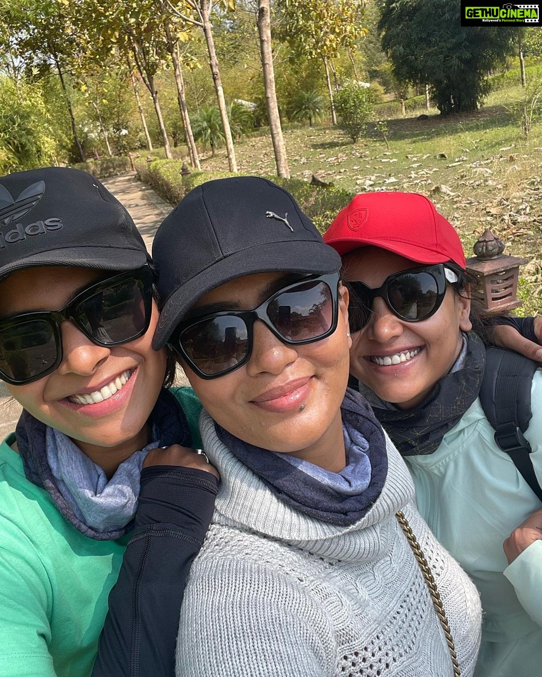 Neha Gowda Instagram - Few scenes from kanha trip #Nofilter #nomakeup Jus filled with passion and love !!❤️ #kanmanisinkanha Many are asking for what does this hashtag mean 😜 So it’s kanmanis in kanha!!! #selflove In frame @anupamagowda kanmani @ishitavarsha_official kanmani @neharamakrishna kanmani Kanha National Park