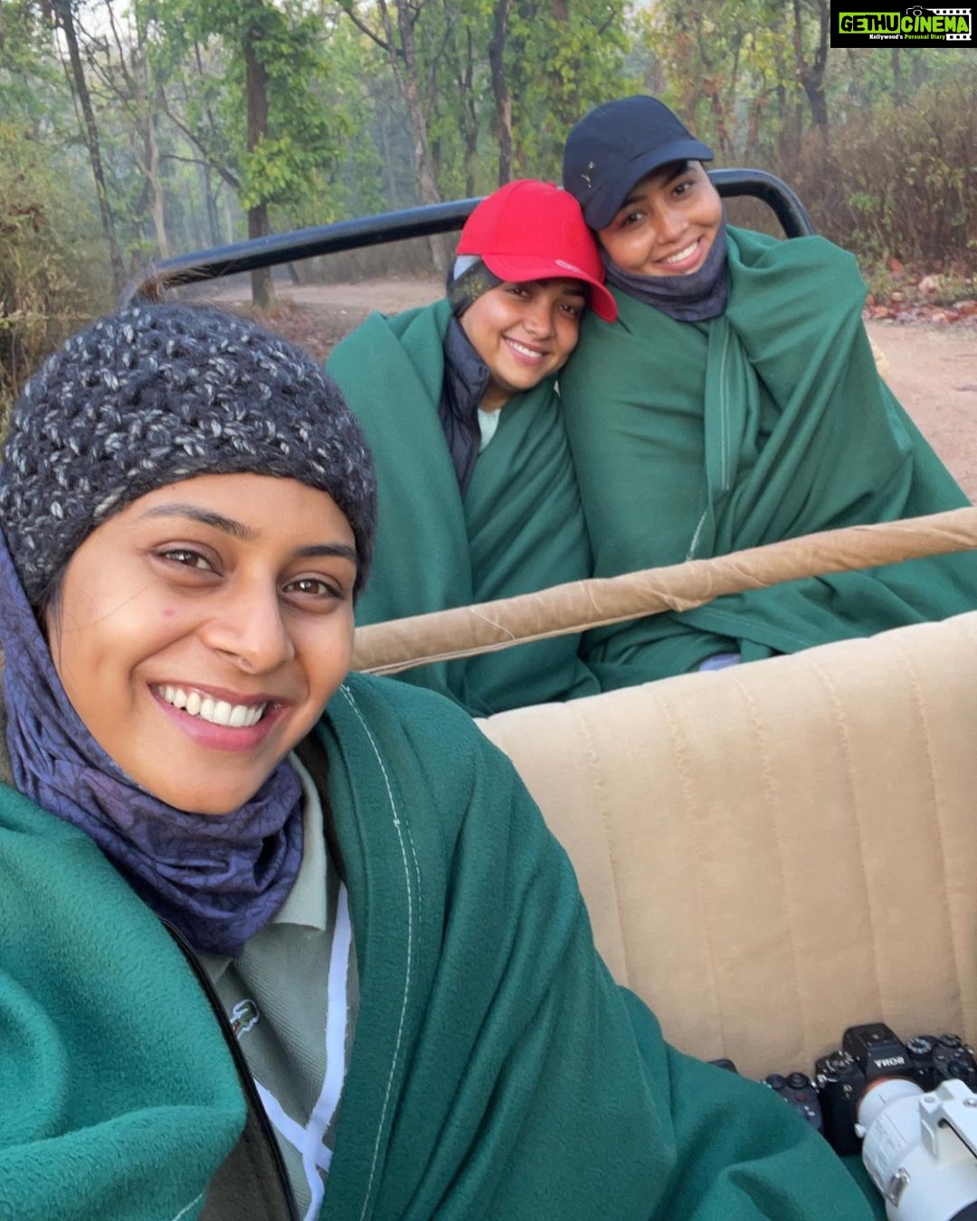 Neha Gowda Instagram - Few scenes from kanha trip #Nofilter #nomakeup Jus filled with passion and love !!❤️ #kanmanisinkanha Many are asking for what does this hashtag mean 😜 So it’s kanmanis in kanha!!! #selflove In frame @anupamagowda kanmani @ishitavarsha_official kanmani @neharamakrishna kanmani Kanha National Park