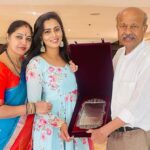 Neha Gowda Instagram - Sangeet natak akademi! #sangeetnatakakademi #awardee #dad #thebest #makeupartist Delhi, India
