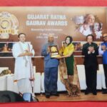 Neha Mehta Instagram - Good morning friends 🌞 beautiful thing Happend , a fan's family send this pic to me by saying we were so happy that you received this Award and we were there in audiance seating Next to your Father and Brother. we love you mam ,🙏🏻🌈🎥🇮🇳 and now I Tell myself Ne ,, Action 🎬 🤩🌈