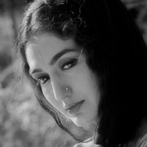 Neha Mehta Instagram - Deep thinking  while working and the moment captured by  sharp eye Sanjay vaidhy . I guess On location of My Gujarati film  prem ek Pooja,
 magic of maulin Mehta, Darshan Dave,🎥 Neha SK Mehta Chetan raval🎬 hitu kanodia ,and team .,🙏🇮🇳