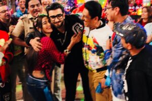 Neha Mehta Instagram - Hi, as we know last year should have an impact which makes us strive to have more in next year. This picture promises me a enduring year ahead . 🙏 MA BaBa . 🙏 Pranam 🙏😇🎥🇮🇳. ✊ ATM