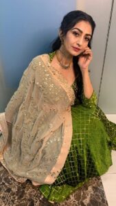 Neha Mehta Instagram - Invited to beautiful city for Legends of kutch event organised by esteemed @divyabhaskar_in 
Glad to meet Mr. AMIT rathod from divyabhaskar 
Lovely meeting you @neemabenacharya
& @maltibenbjp 
For hair & makeup thanks to @meraki.theunisexsalon 
#amitrathod #divyabhaskar #divyabhaskarnews #divyabhaskargujaratrockers #gandhidham #gandhidhamdiaries #gandhidhamkutch #neemabenacharya #maltibenbjp