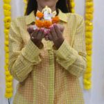 Neha Mehta Instagram – सभी को गणेश चतुर्थी की हार्दिक शुभकामनाएं🙏🙏🙏
गणपति बाप्पा मोरया!
मंगल मूर्ती मोरया!!
Getting ready for Ganesh Chaturthi be like ✨✨✨
.
.
.
Location-
@perkuphairnbeautysalon

Collab by;-
@rasikadeshpande9
@poojanawathe18

Make-up:
@ritaperkup

Hair Styling:
@nizamperkup

Media coverage:
@sbsabpnews

#ganpatibappamorya #ganeshchaturthi #ganpatichaturthi #festival #trendingreels #trending #beauty #perkupsalon
#reels #instagram #celebrity #ganpatibappa #nehamehta