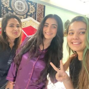 Neha Mehta Instagram - Lovely team work.make up and hair by suman di and astha #onlyattitudespalon 😘
