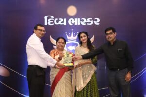 Neha Mehta Instagram - Hello friends its about 1oct 22 gandhidham kutch Gujarat. Event organized by DivyaBhaskar to respect the legends of kutch for there work and contribution for better society. 
Me Along with 'Nimu Ben Acharya' Malti Maheshvari & associated team. It was indeed  a pleasure to be part of there good work and celebration
#amitrathod #DivyaBhaskar
#nimuaacharya #maltimaheshvari #Dishavadgamafationstudio#kutch🇮🇳