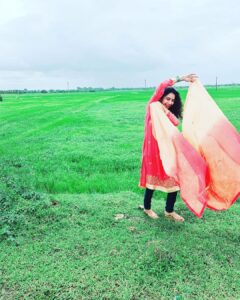 Neha Mehta Instagram - with a heartfelt “Vande Mataram” convey my greetings to all of you on the 76th Independence Day and 75 years of Independence! Today I celebrated the Independence Day with 75 beautiful people who are mentally challenged and with beautiful calfs- Gaumata & Vrushabh, at Ananddham. Feeling blessed and elated to share the joy of patriotism with such beautiful beings!!! 🇮🇳
Happy Janmashtami  too.
🙏 😊