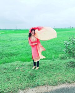 Neha Mehta Instagram - with a heartfelt “Vande Mataram” convey my greetings to all of you on the 76th Independence Day and 75 years of Independence! Today I celebrated the Independence Day with 75 beautiful people who are mentally challenged and with beautiful calfs- Gaumata & Vrushabh, at Ananddham. Feeling blessed and elated to share the joy of patriotism with such beautiful beings!!! 🇮🇳
Happy Janmashtami  too.
🙏 😊