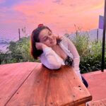 Nehalaxmi Iyer Instagram – When your world moves too fast and you lose yourself in the chaos, introduce yourself to each colour of the sunset.
And I’m as you all know forever Chasing sunsets and it’s beautiful colors! 🌤️

.

.

.

.

.

.

.

.

.

.

.

.

.

.

.

.

.

.

.

.

#sunsetquotes #skyispink #sunset #sunsetlover #sunsetphotography #gujarat #narmadariver #narmada #sunsetlovers #pinksky #pinksunset #pinksunsets #sunsetchaser #sunsetchallenge #sunsetchaser #sunsetmadness #sunsetsky #travelgram #travelcontentcreator #travelcontest #traveller #travelblogger #travelindia #india #statueofunity #sardarsarovardam Narmada River Bank