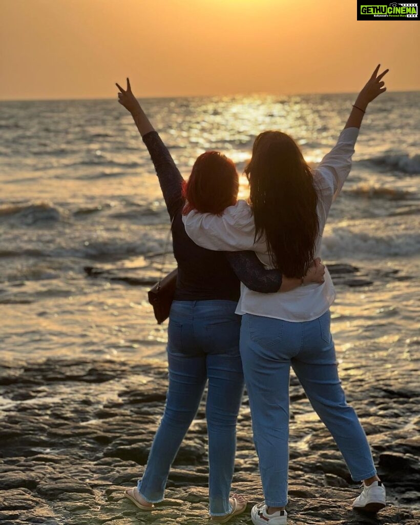 Nehalaxmi Iyer Instagram - Cheers to endless horizons and golden skies Bandstand , Bandra , Mumbai
