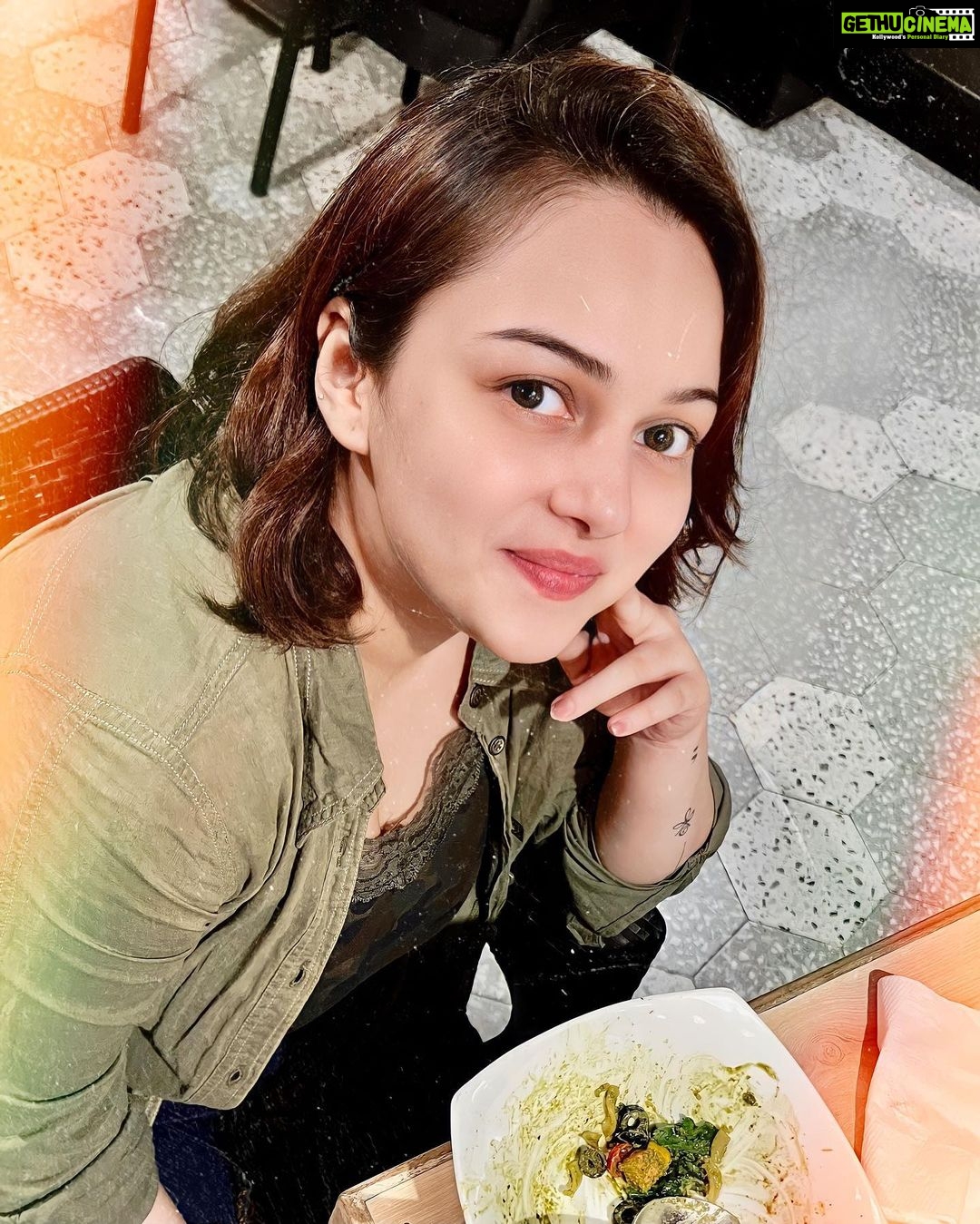 Nehalaxmi Iyer Instagram - Nagmen hain shikve hain Kisse hain baate hain ✨ Bombay Salad Co.