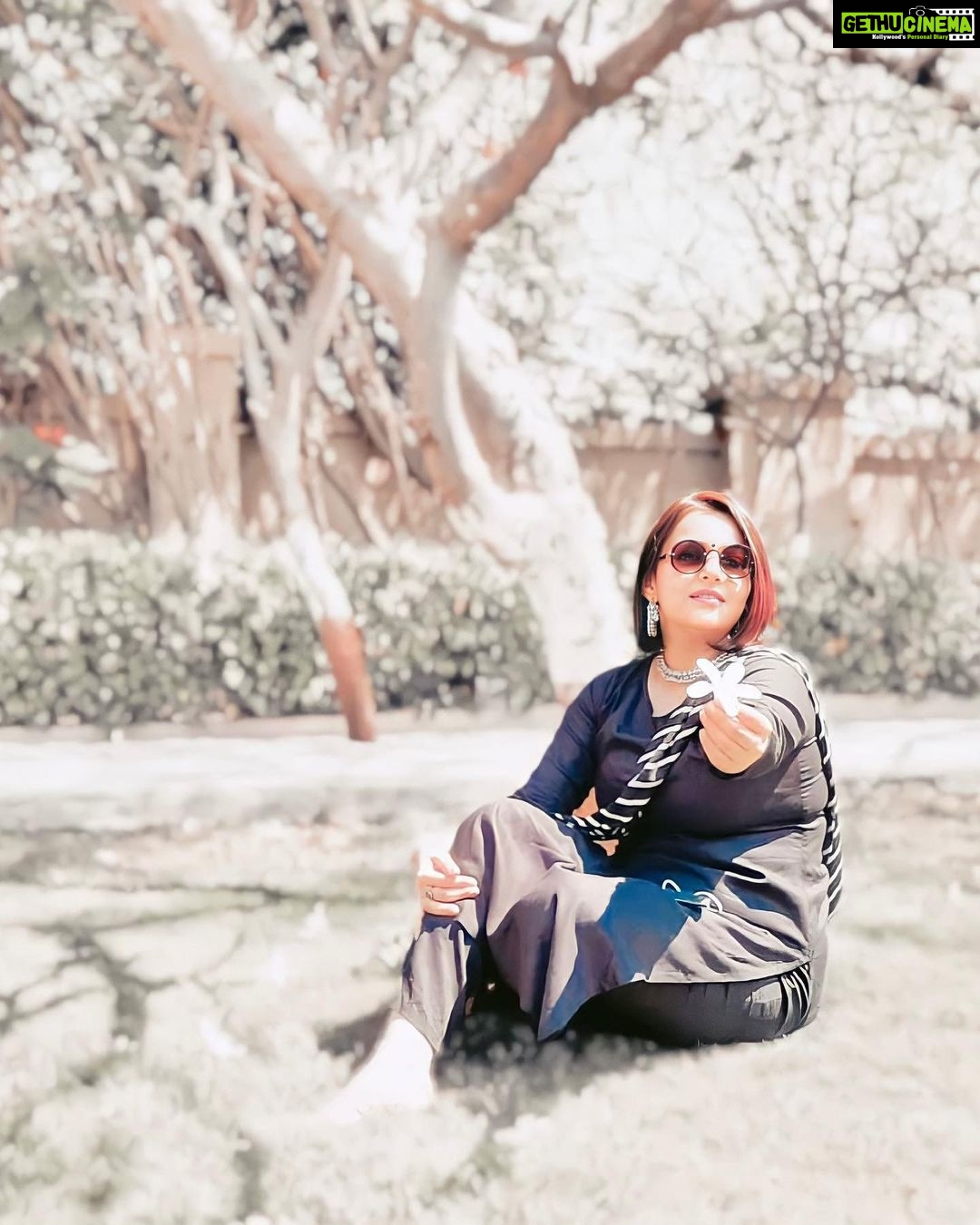Nehalaxmi Iyer Instagram - Flowers whisper ‘Beauty!’ to the world, even as they fade, wilt, fall. Abh le bhi lo phool, trying to give em to from all different angles🤪 Ps- my all time favourite flowers 🫶🏻🥹 . . . . . . . . . . . . . . . . #whiteflowers #flowerquotes #riseandgrind #riseandshine #strongwomen #higherself #healingvibrations #selflovequotes #selfcarethreads #eyes #girlsofinstgram #india #ishqbaaz #instadailyphoto #quboolhai #instadaily #photooftheday #ootd #indian #blackkurta #explore India