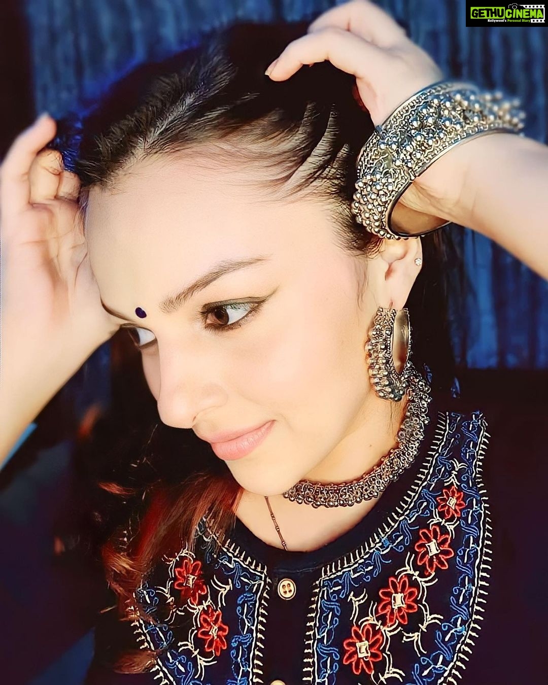 Nehalaxmi Iyer Instagram - Channan di fulkari topa kaun bhare! Ambar da ik aale sooraj baal dia, Mann di uchi manti deeva koun dhare! Ambar ganga hundi gagar bhar dendi, Darda da dariao kehra ghut bhare! India