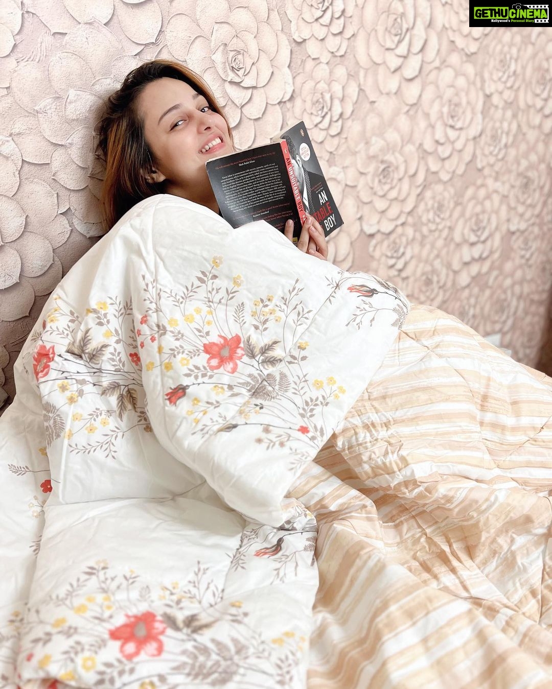 Nehalaxmi Iyer Instagram - SNUGGLE Weather 🧣❄️✨☕️📔 Time to crawl under a big pretty blanket, grab a good book, watch a good Holiday movie all whilst sipping on hot Cocoa 😍🥰 This Pretty Reversible comforter giving me a warm hug in this weather is from @boutiquelivingindia . . . . . . . . . . . . . . . . . . . . . . . . . . #snuggleweather #cuddleweather #snuggles #blankets #cozyblankets #winterishere #quilt #quiltlove #reversible #cute #snuggling #hotchocolate #bookstagram #hotcocoa #wintervibes #cozyvibes #instadaily #explore #photooftheday #ishqbaaz #wintercollection #winterglow #instagood #winterquotes India