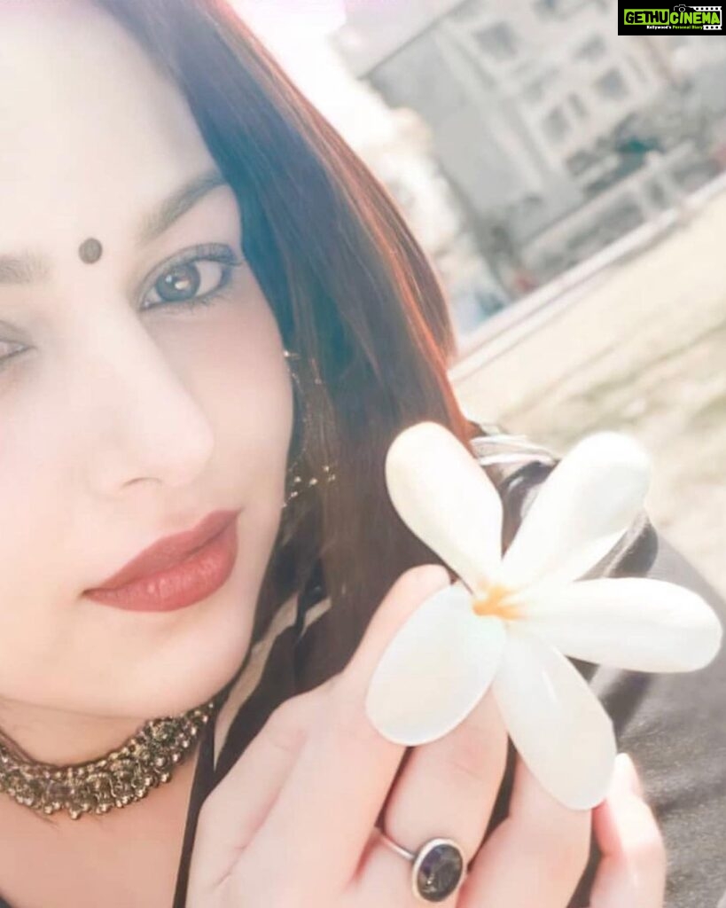 Nehalaxmi Iyer Instagram - Flowers whisper ‘Beauty!’ to the world, even as they fade, wilt, fall. Abh le bhi lo phool, trying to give em to from all different angles🤪 Ps- my all time favourite flowers 🫶🏻🥹 . . . . . . . . . . . . . . . . #whiteflowers #flowerquotes #riseandgrind #riseandshine #strongwomen #higherself #healingvibrations #selflovequotes #selfcarethreads #eyes #girlsofinstgram #india #ishqbaaz #instadailyphoto #quboolhai #instadaily #photooftheday #ootd #indian #blackkurta #explore India