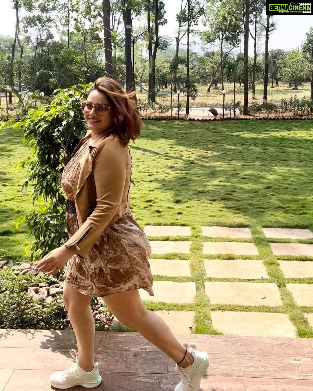 Nehalaxmi Iyer Instagram - Main chali main chali dekho pyaar ki gali, Mujhe roke na koi.. main chali main chali 🤍 Karjat