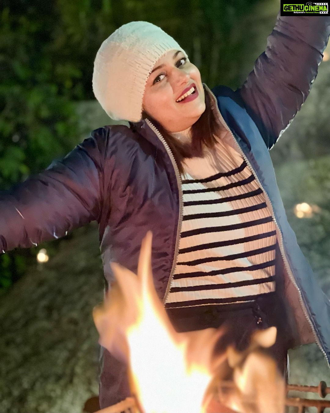 Nehalaxmi Iyer Instagram - This Bonfire & Barbeque session was nothing less than a dramatic scene! (Link in Bio to witness the whole drama) Don’t believe me swipe through and then head to my bio and watch my new Vlog 🤣 . . . . . . . . . . #explore #bonfire #dramaqueen #funny #ishqbaaz #winter #winterwonderland #india #rajasthan #travel #travelphotography #travelgram #travelindia #barbeque #drama #instadaily #instagood Mount Abu