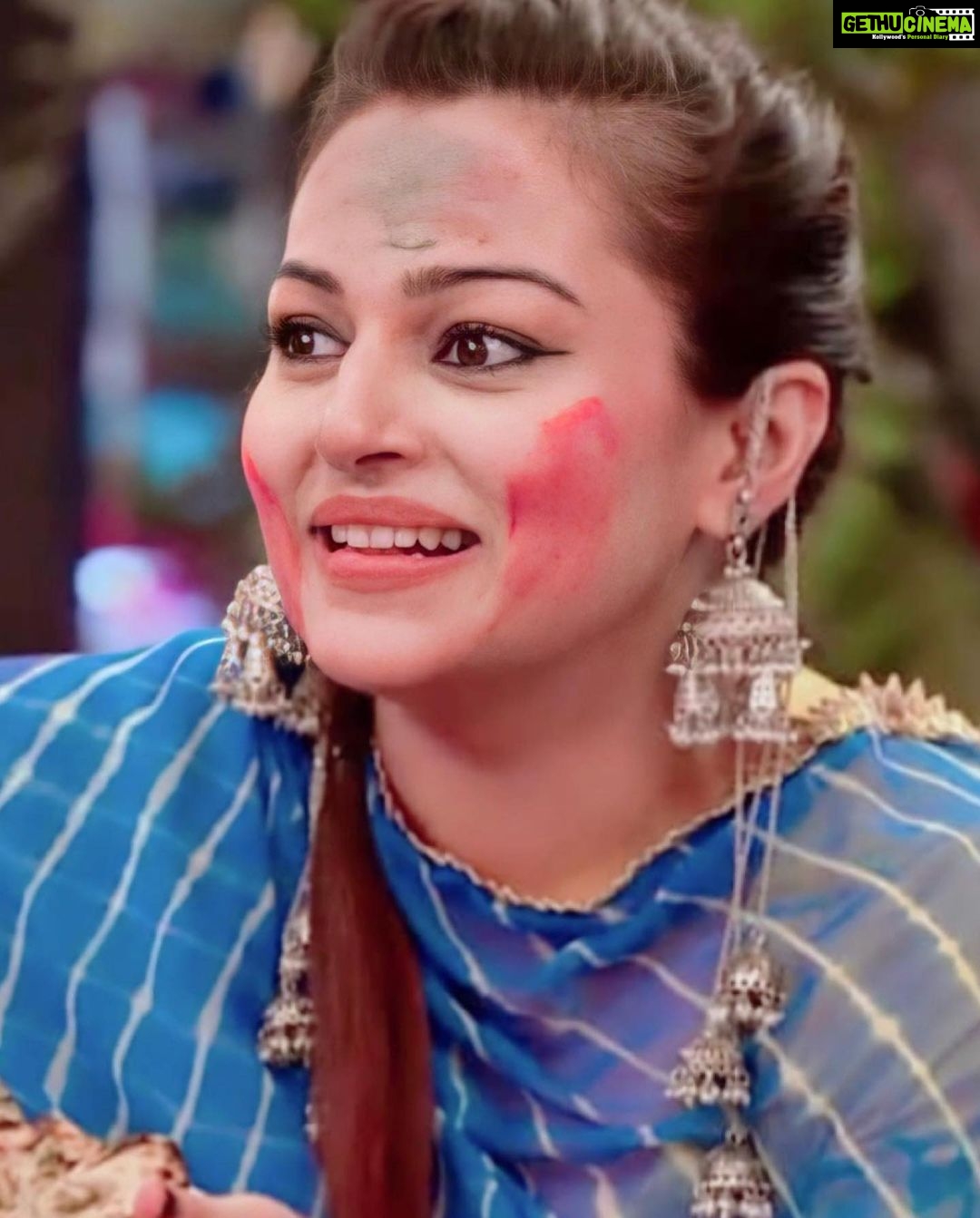 Nehalaxmi Iyer Instagram - Happy Holi! ππ¨ REEL HOLI π . . . . . . #ishqbaaz #happyholi #holi2023 #holibash #rangbarse #domeafavourletsplayholi #holisong #holisongs #holiparty #organicholi #organiccolor #herbal #indianfestivals #explore #instadaily #instafestival Mumbai, Maharashtra